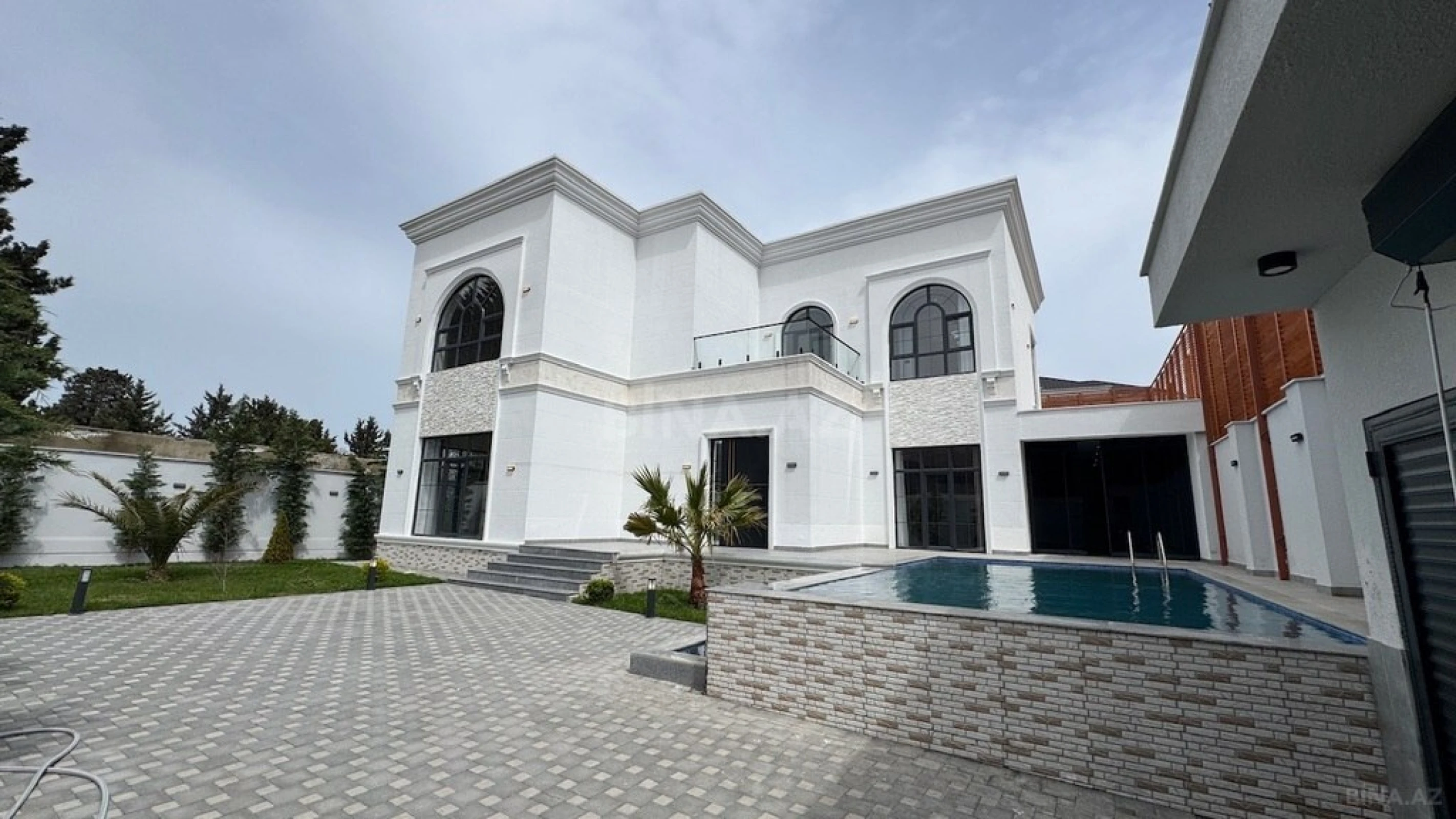 Satılır 6 otaqlı həyət evi 440 m²