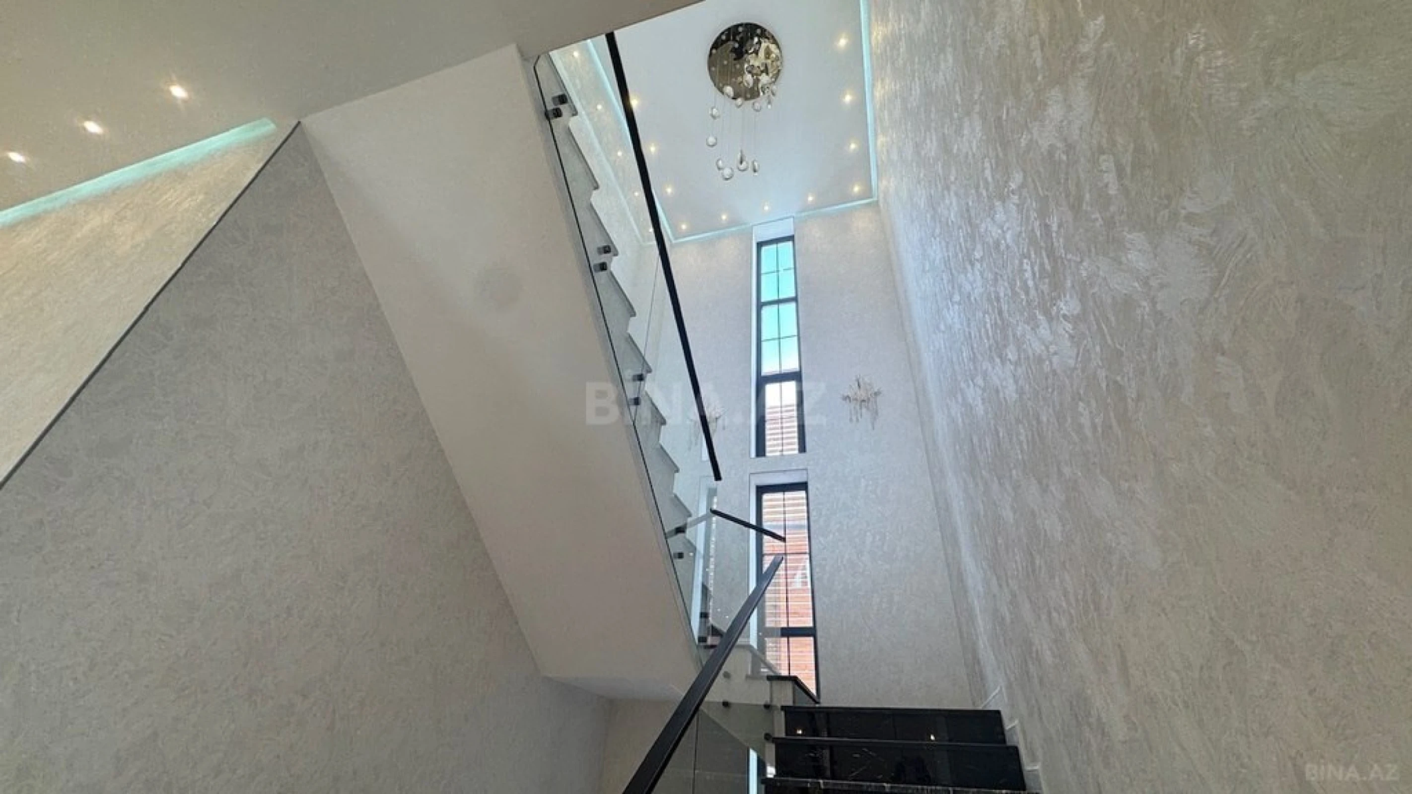 Satılır 6 otaqlı həyət evi 440 m²