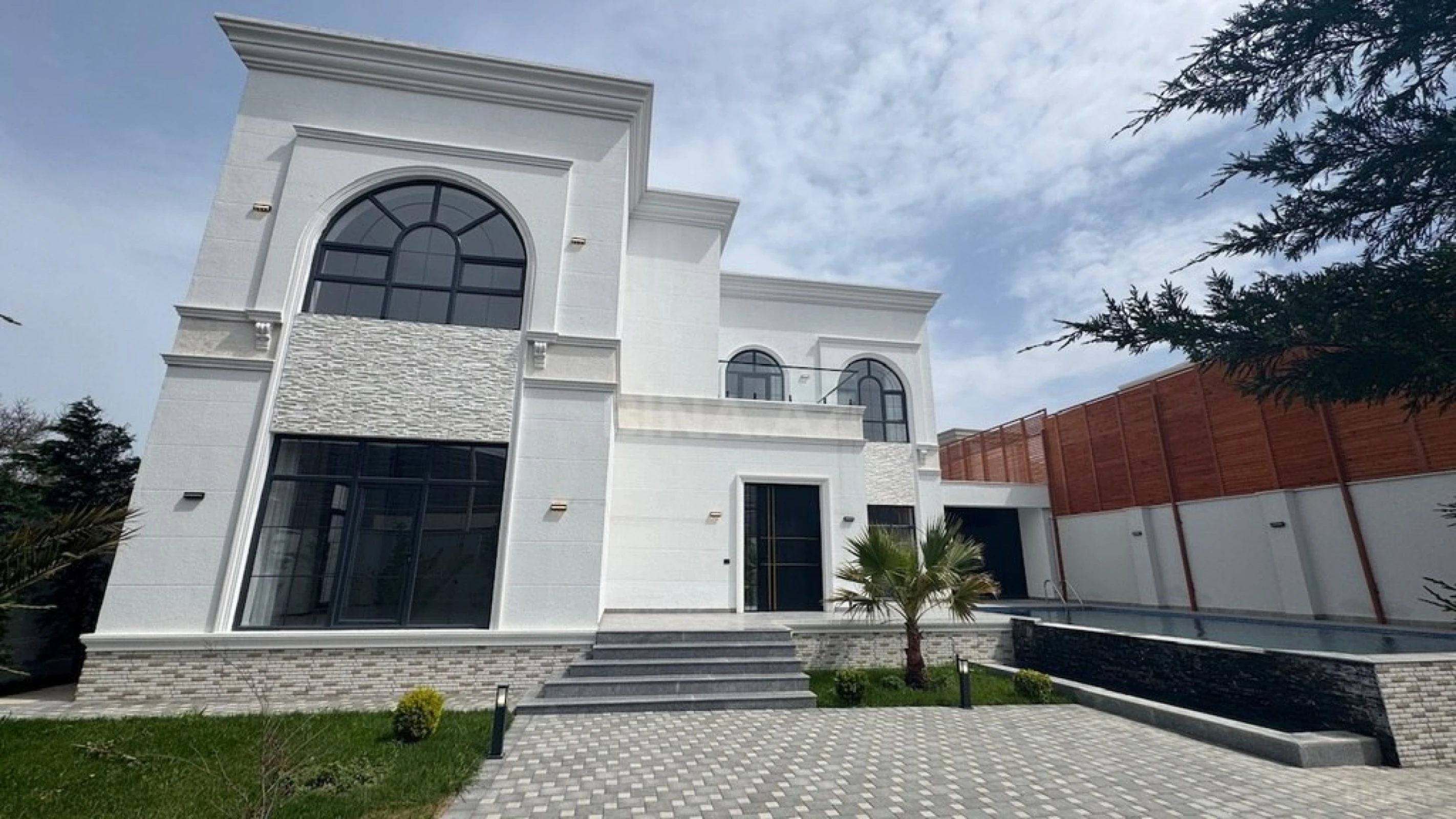 Satılır 6 otaqlı həyət evi 440 m²