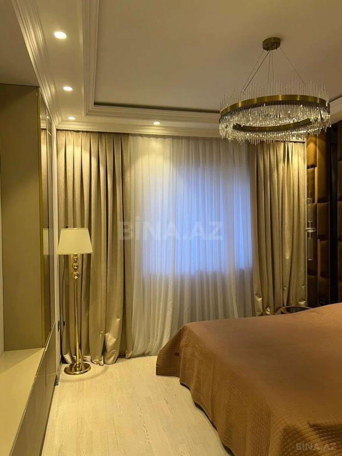 Satılır 3 otaqlı mənzil 190 m²