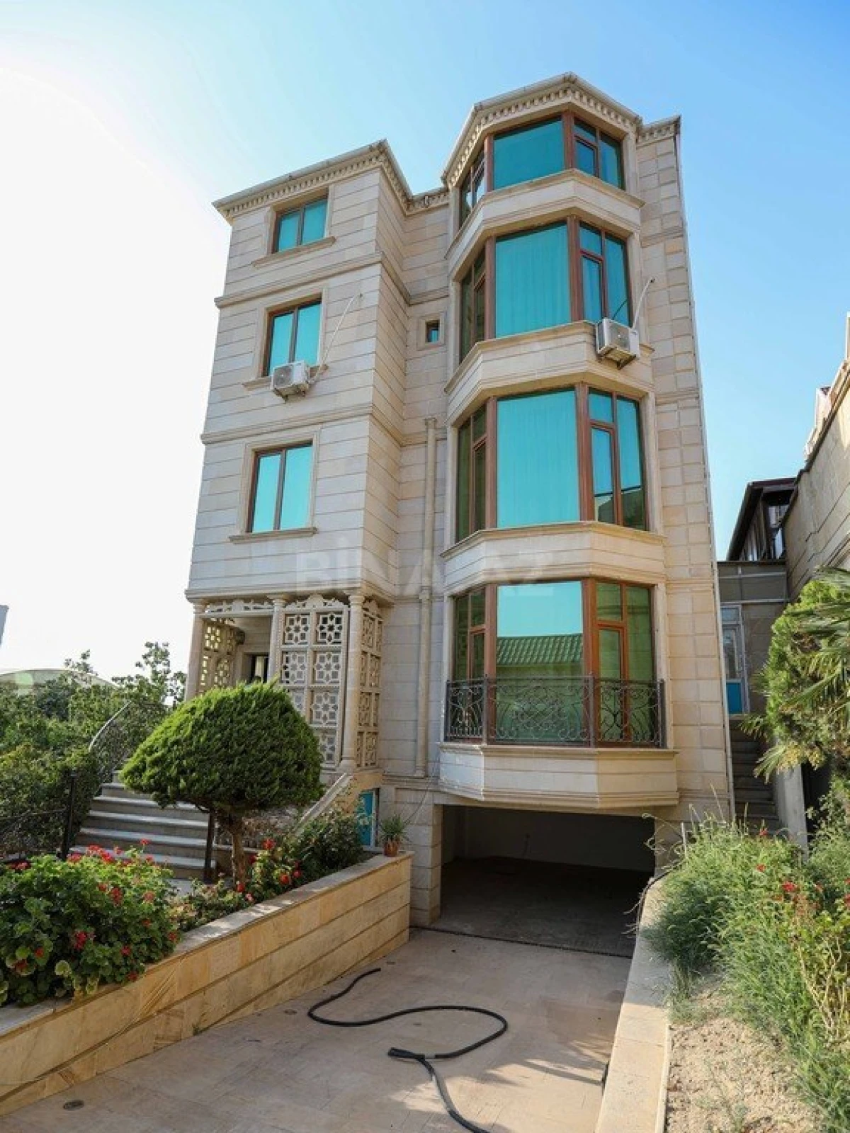 Satılır 7 otaqlı həyət evi 1000 m²