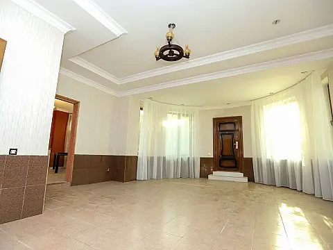 Satılır 7 otaqlı həyət evi 1000 m²