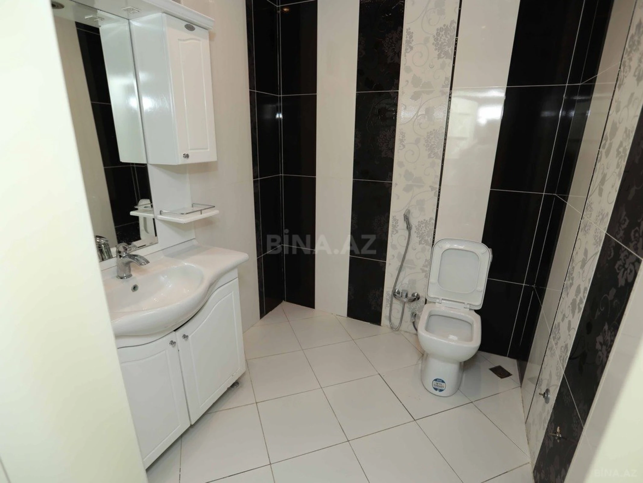 Satılır 7 otaqlı həyət evi 1000 m²