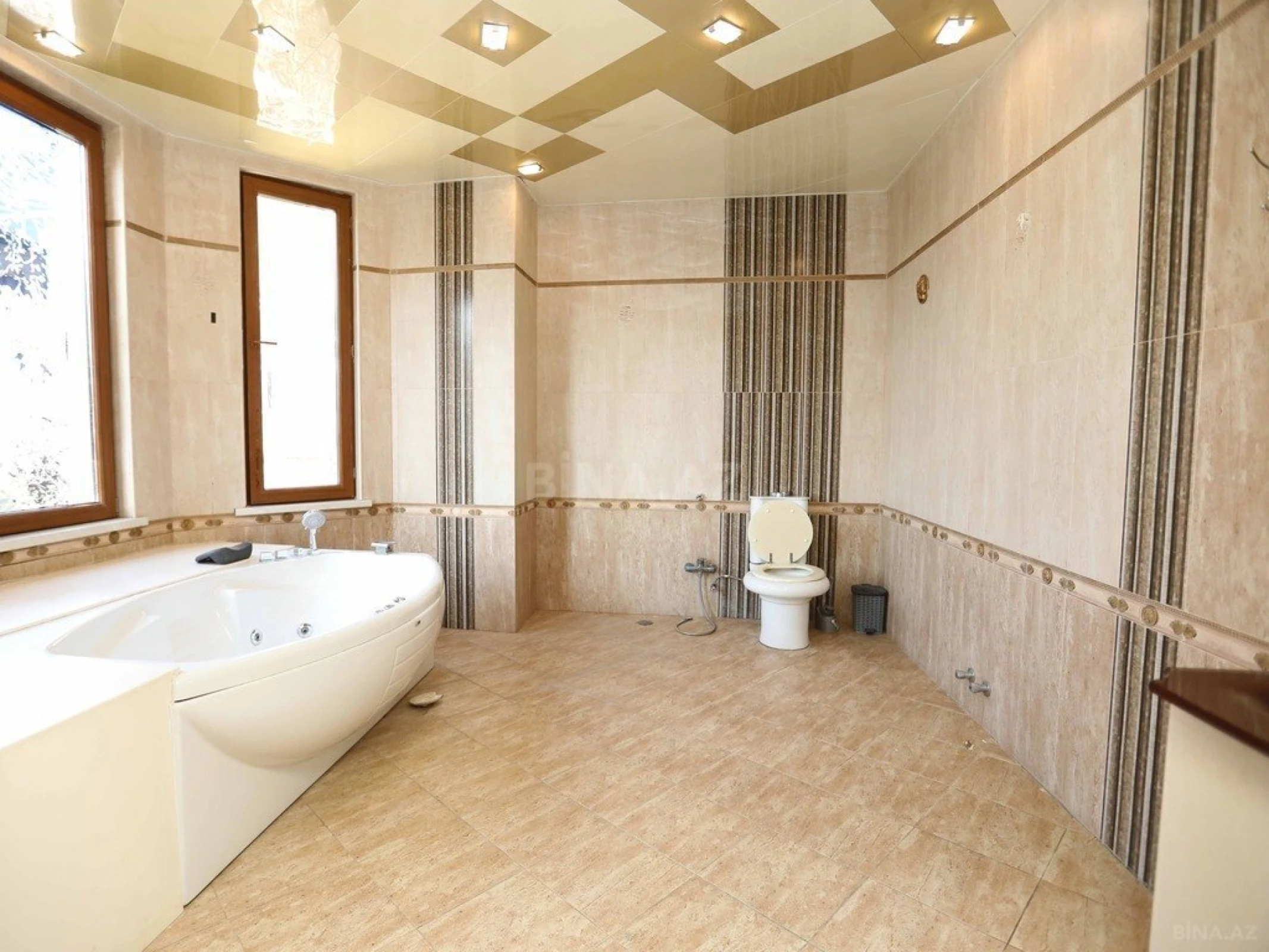 Satılır 7 otaqlı həyət evi 1000 m²