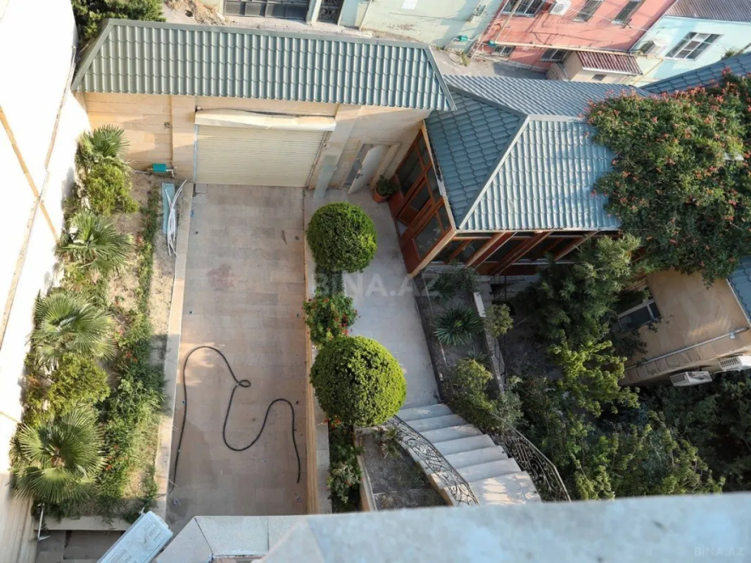 Satılır 7 otaqlı həyət evi 1000 m²