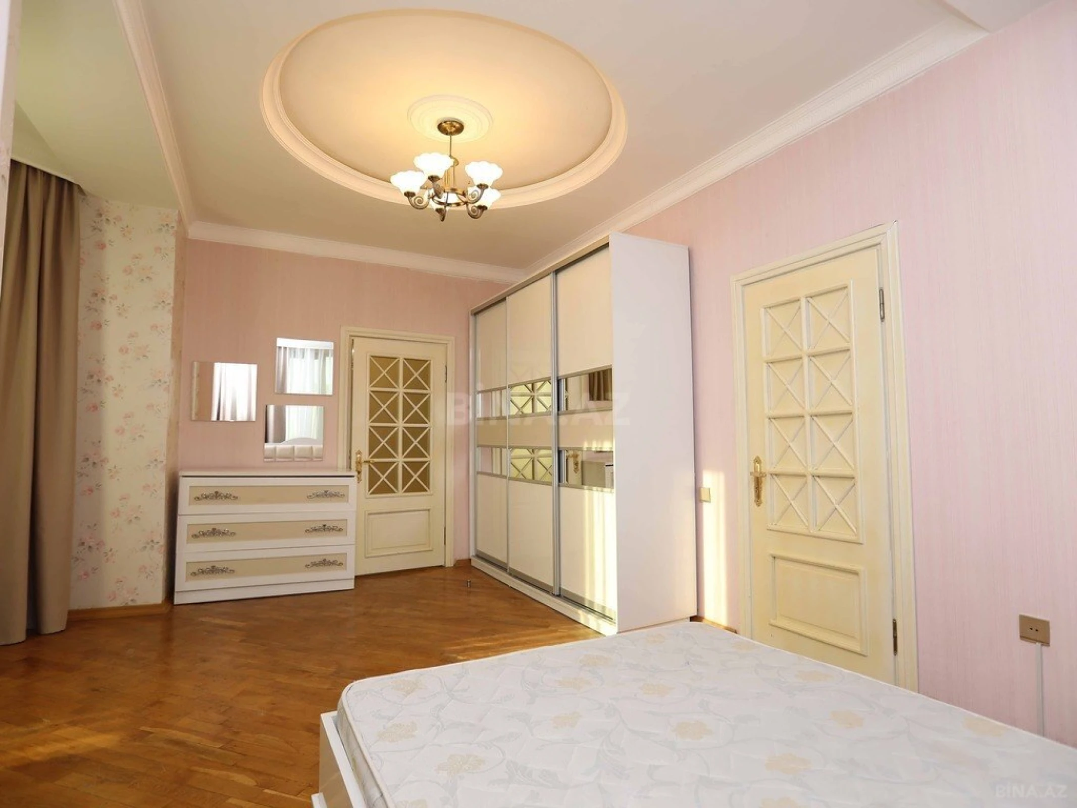 Satılır 7 otaqlı həyət evi 1000 m²