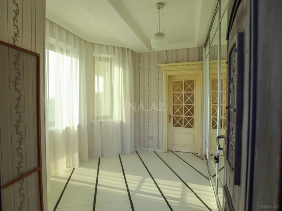 Satılır 7 otaqlı həyət evi 1000 m²