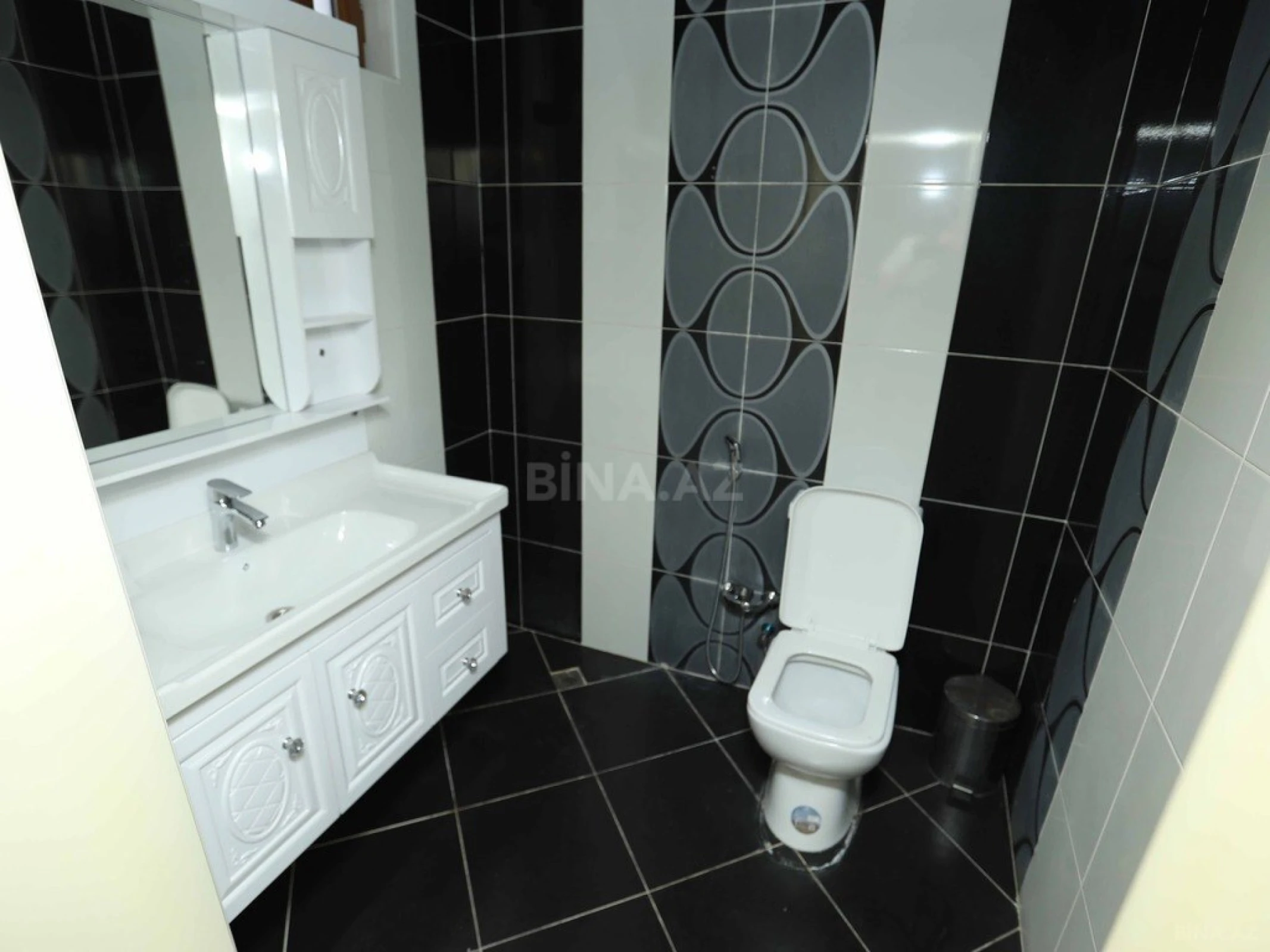 Satılır 7 otaqlı həyət evi 1000 m²