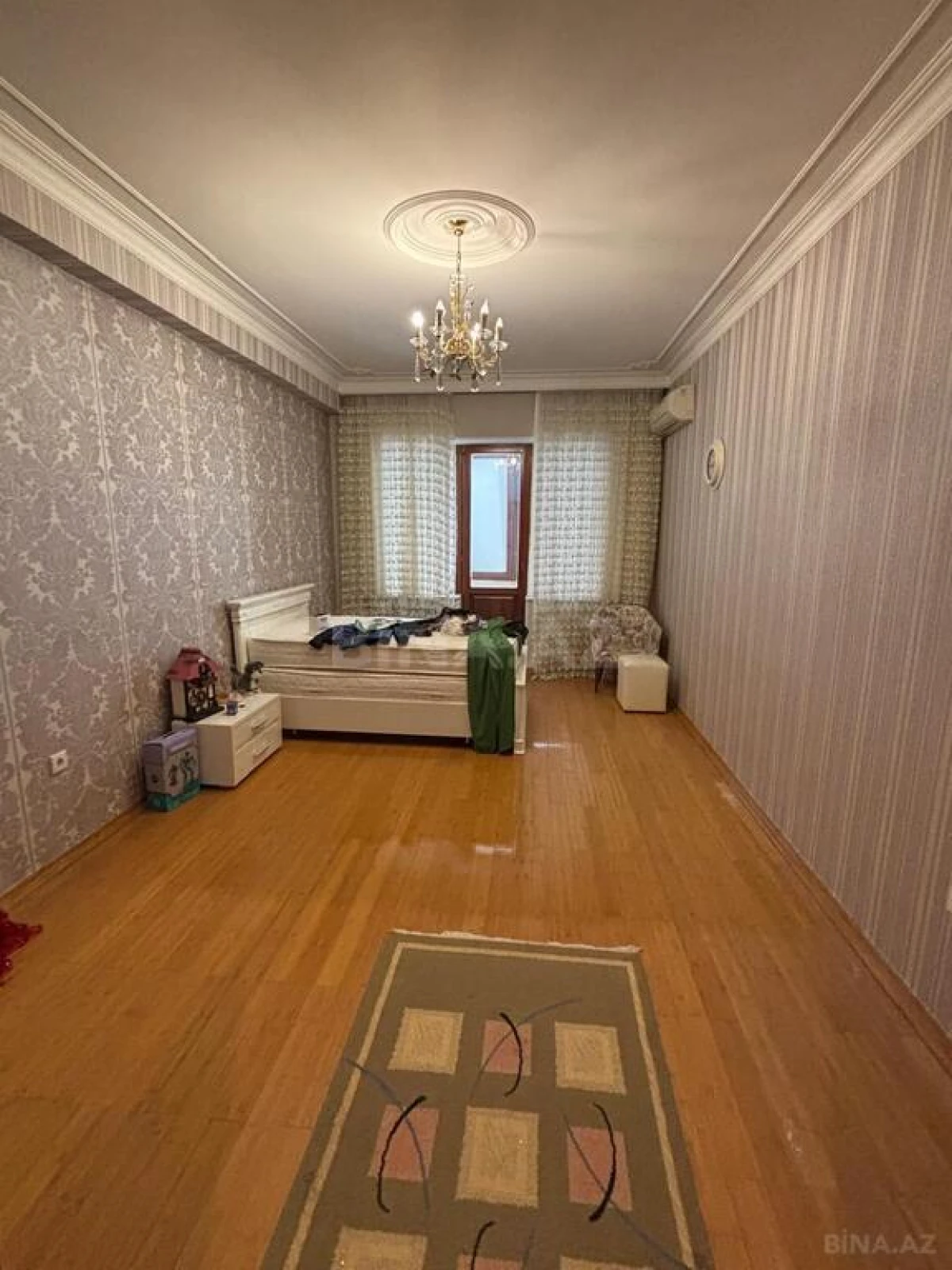 Satılır 4 otaqlı mənzil 245 m²