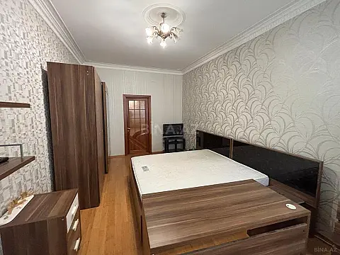 Satılır 4 otaqlı mənzil 245 m²