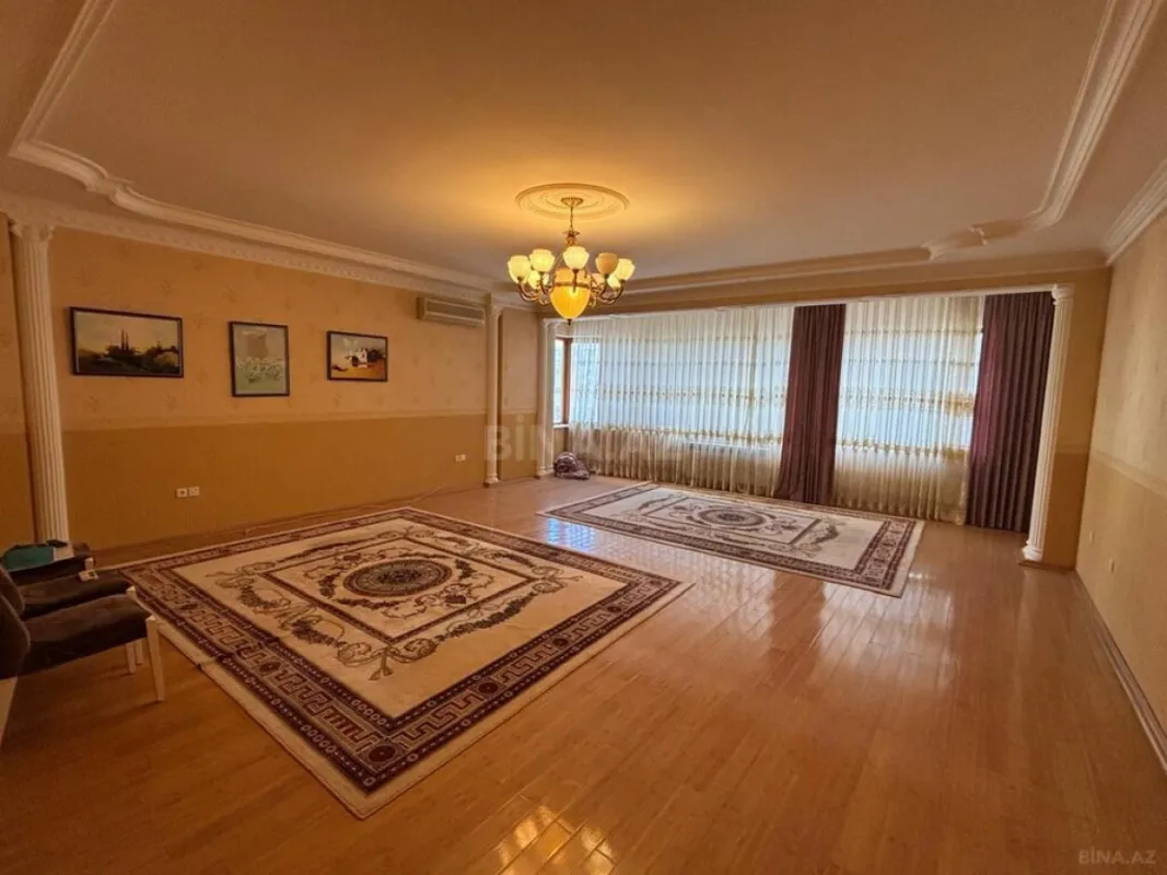 Satılır 4 otaqlı mənzil 245 m²