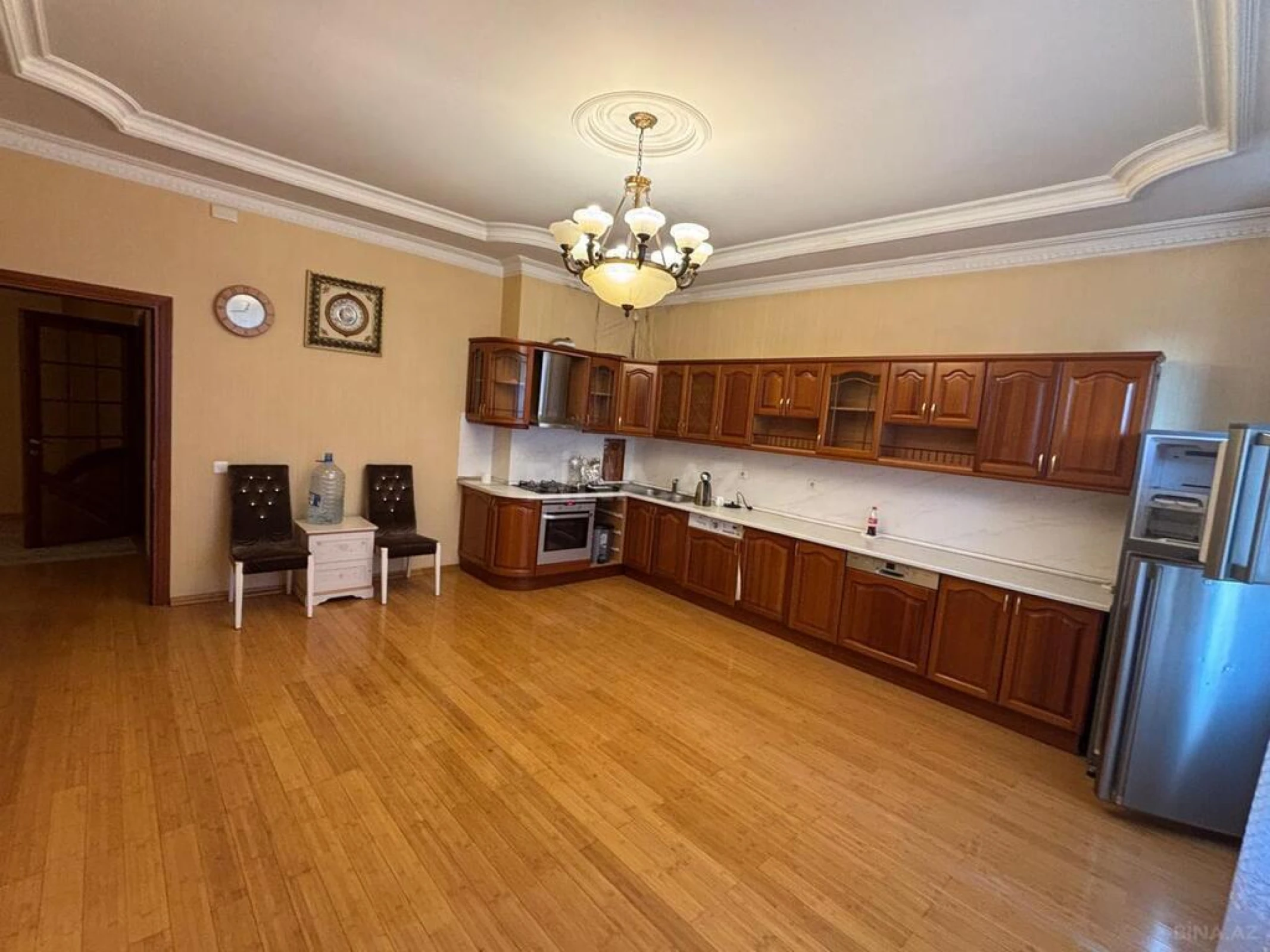 Satılır 4 otaqlı mənzil 245 m²