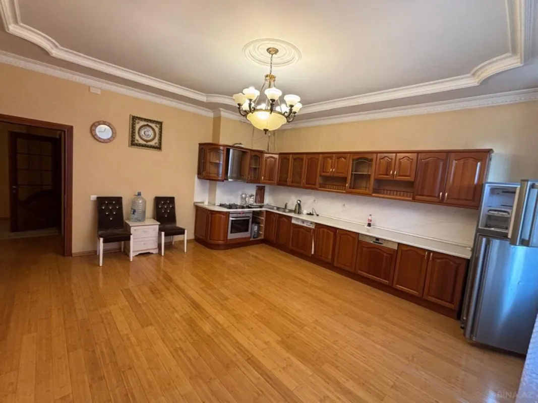 Satılır 4 otaqlı mənzil 245 m²