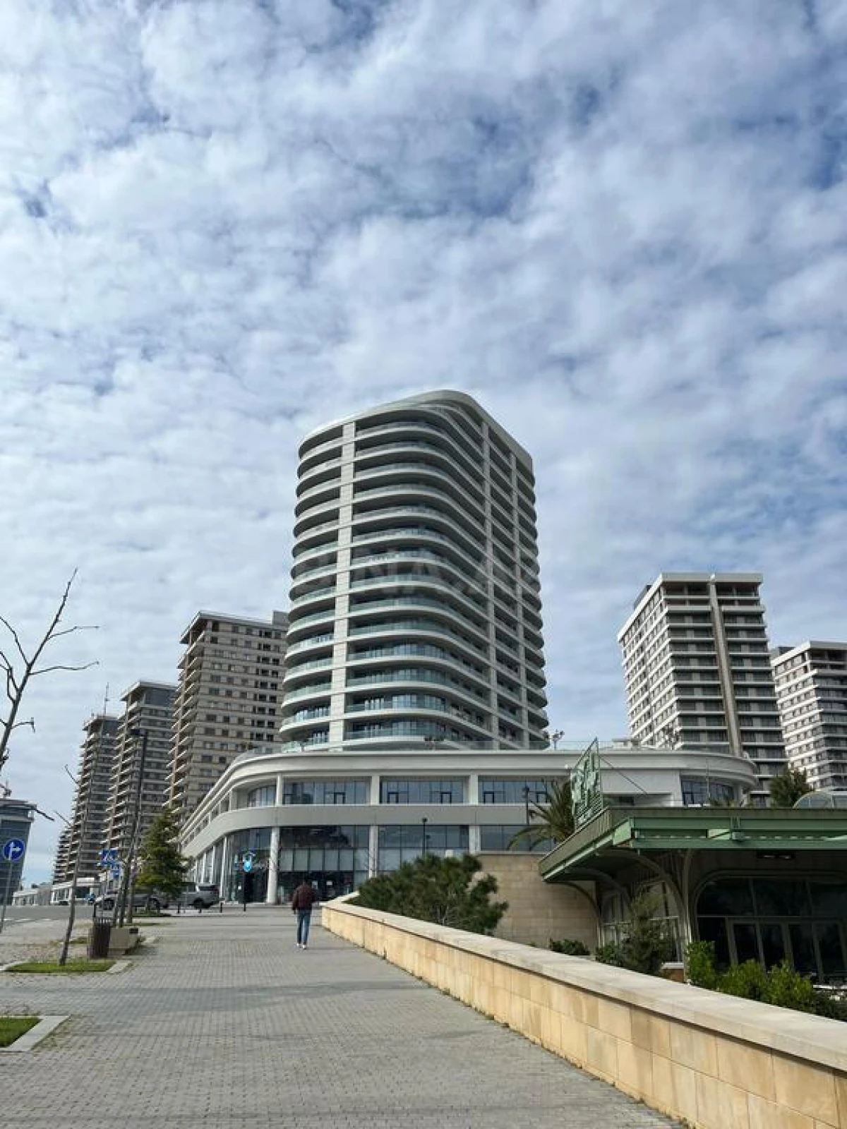 Satılır 4 otaqlı mənzil 220 m²