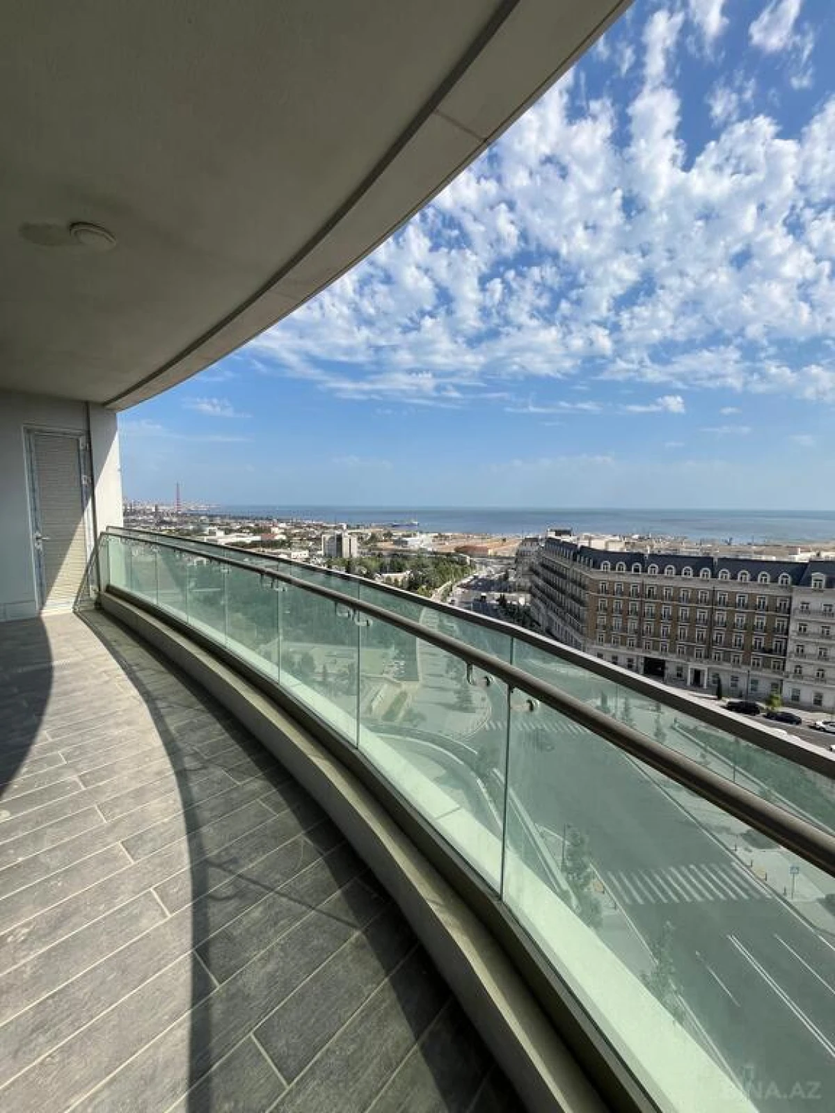 Satılır 4 otaqlı mənzil 220 m²