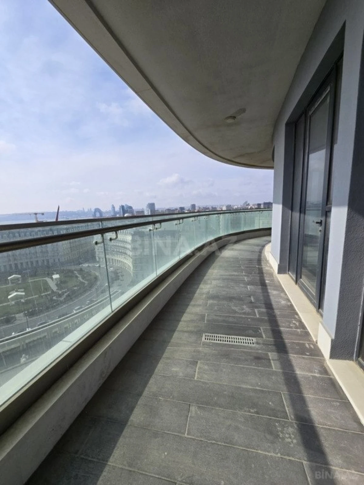 Satılır 4 otaqlı mənzil 220 m²