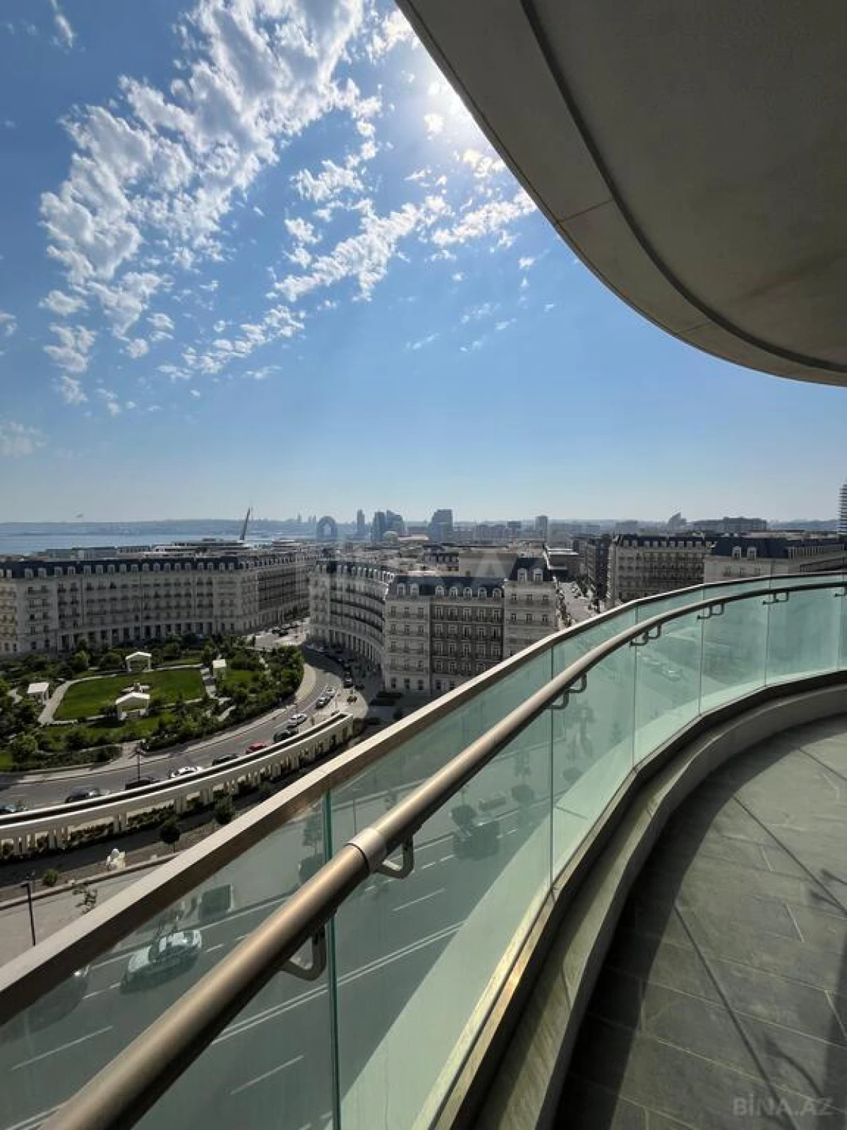 Satılır 4 otaqlı mənzil 220 m²