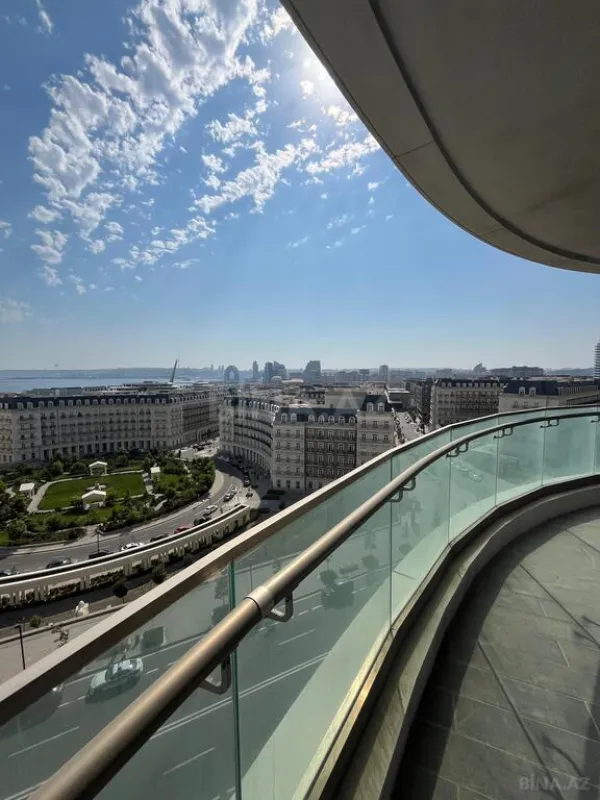 Satılır 4 otaqlı mənzil 220 m²