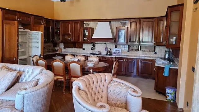 Kirayə verilir 6 otaqlı həyət evi 400 m²