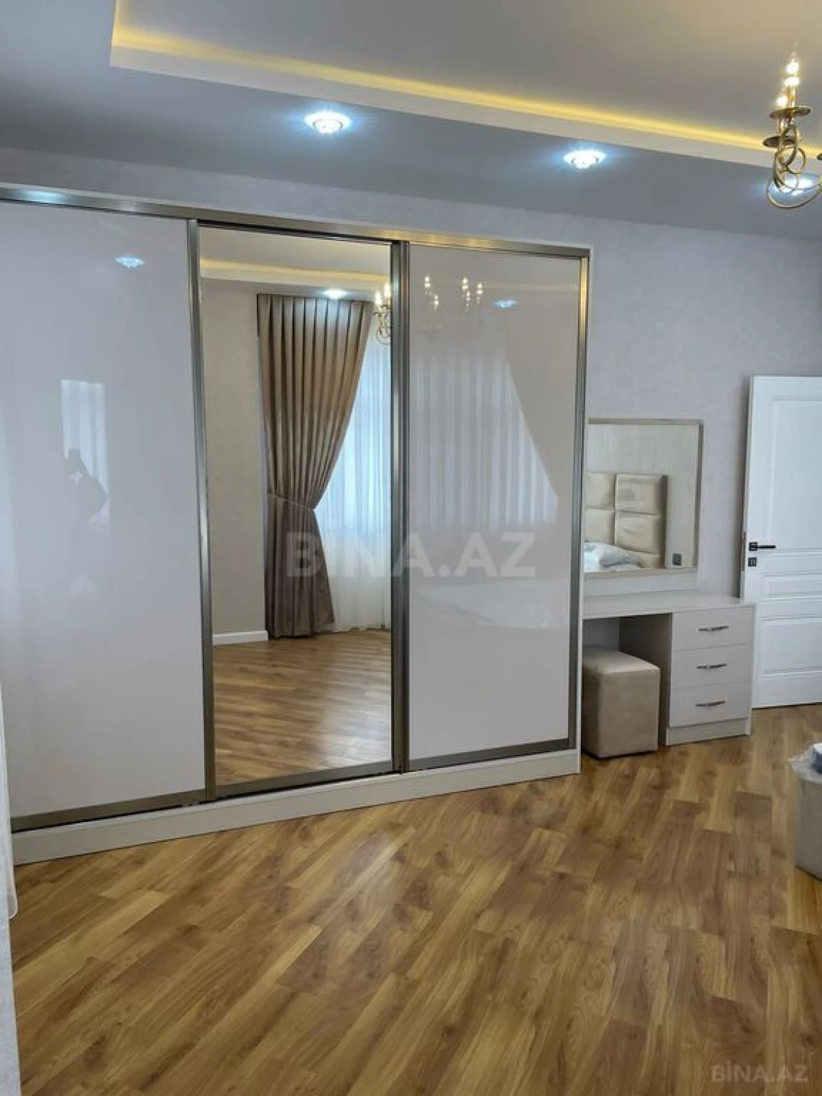 Satılır 2 otaqlı mənzil 96 m²