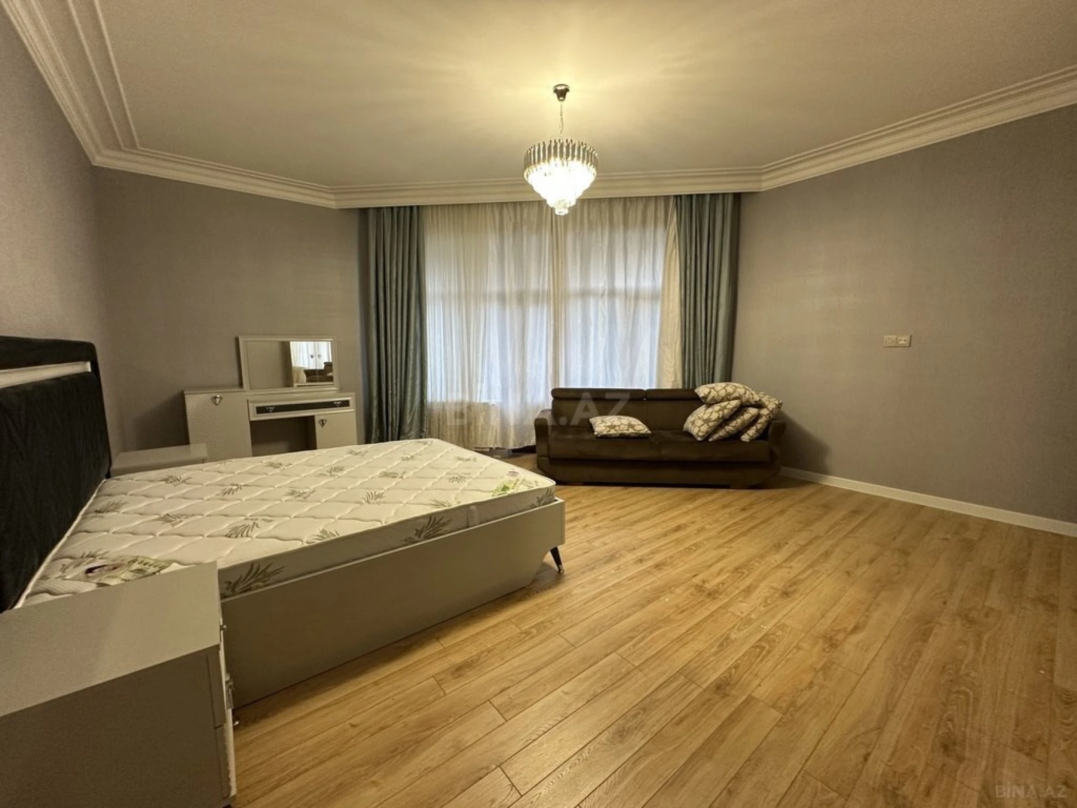 Kirayə verilir 4 otaqlı mənzil 190 m²