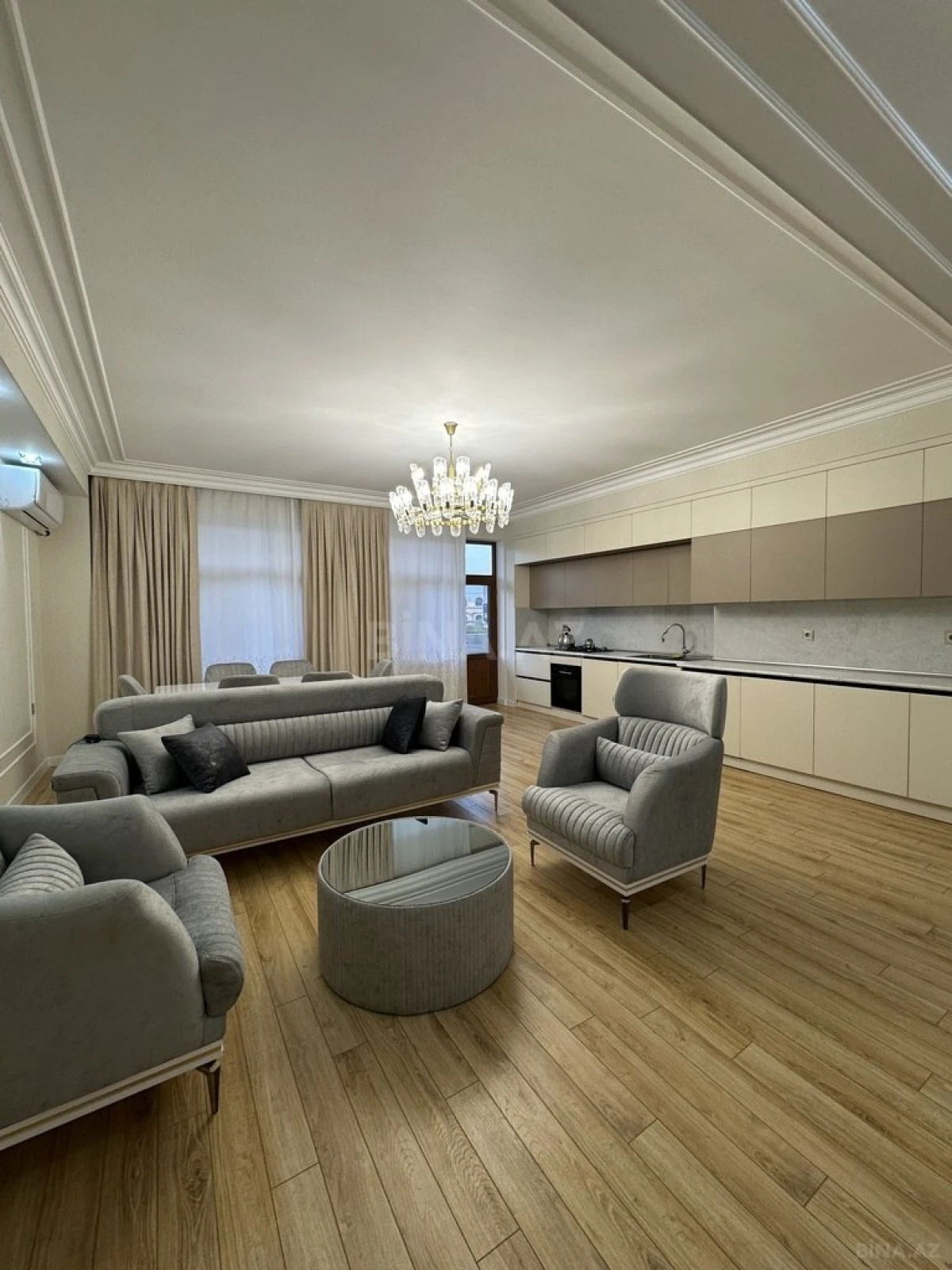 Kirayə verilir 4 otaqlı mənzil 190 m²