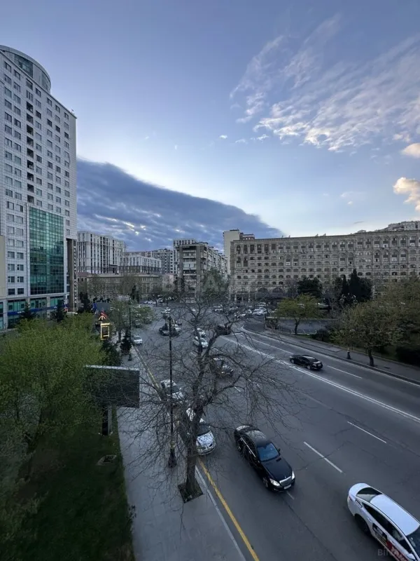 Kirayə verilir 4 otaqlı mənzil 190 m²