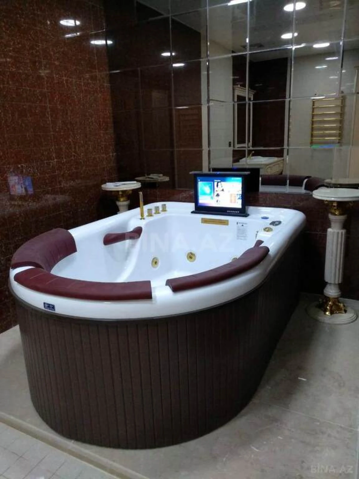 Satılır 4 otaqlı mənzil 240 m²