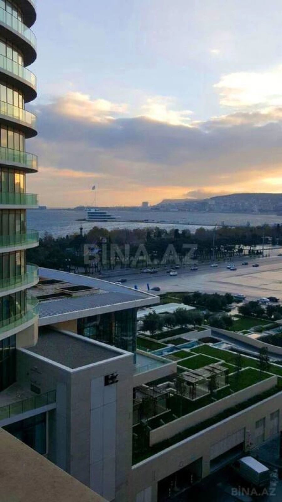 Satılır 4 otaqlı mənzil 240 m²