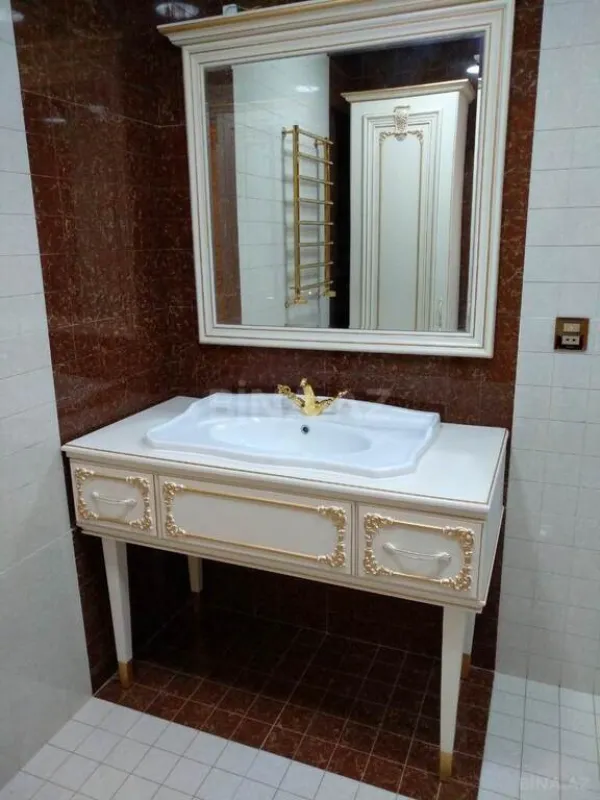 Satılır 4 otaqlı mənzil 240 m²