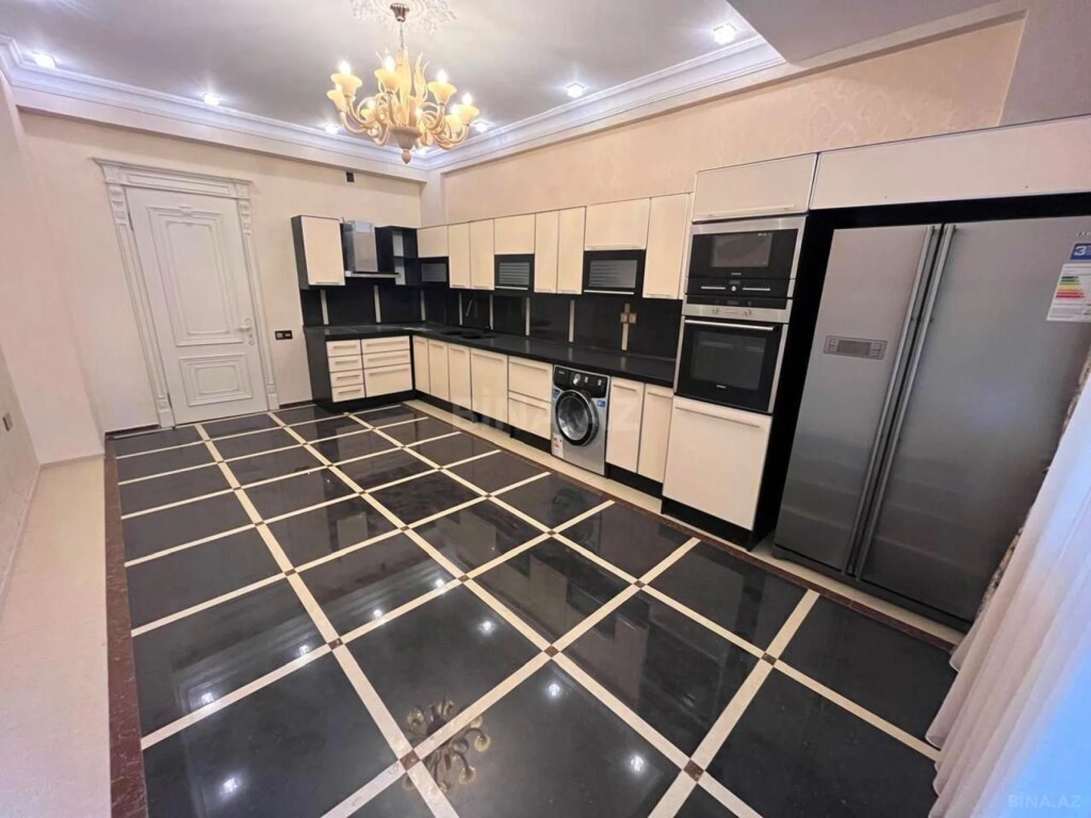 Satılır 4 otaqlı mənzil 240 m²