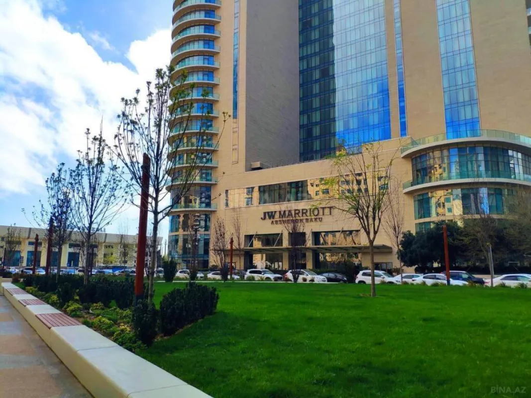 Satılır 4 otaqlı mənzil 240 m²