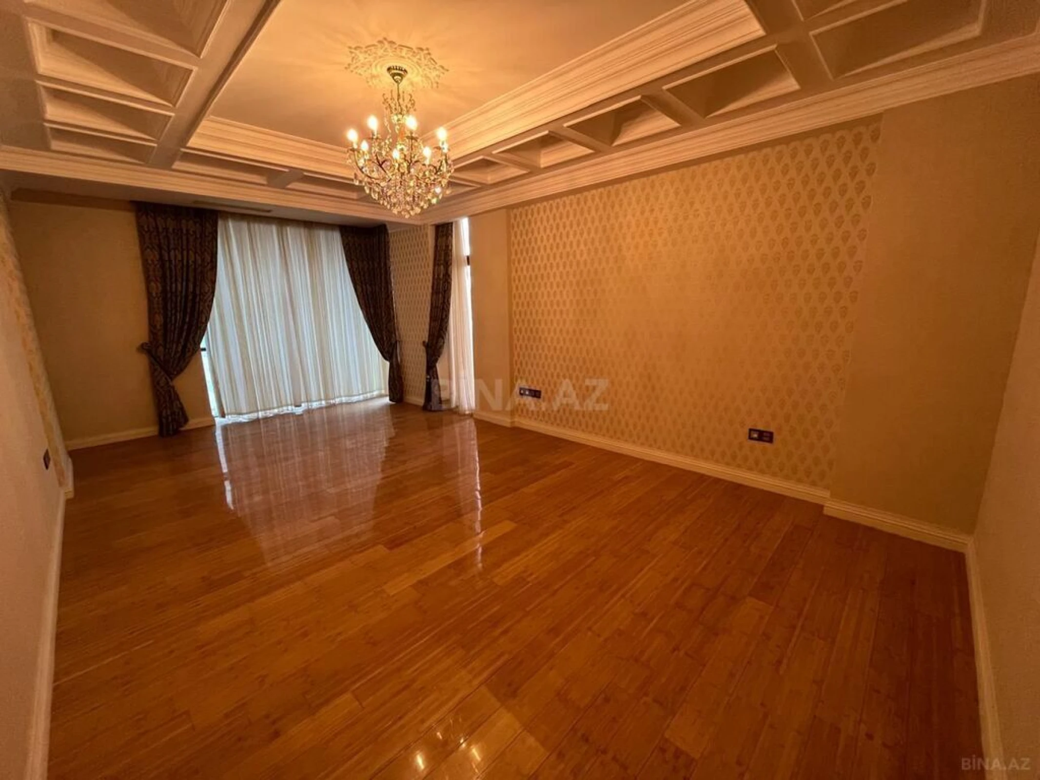 Satılır 4 otaqlı mənzil 240 m²
