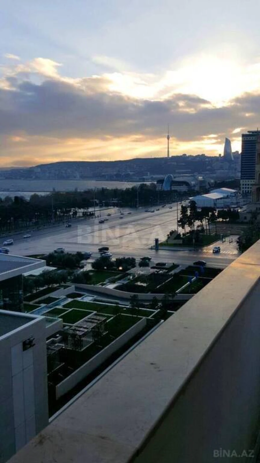 Satılır 4 otaqlı mənzil 240 m²