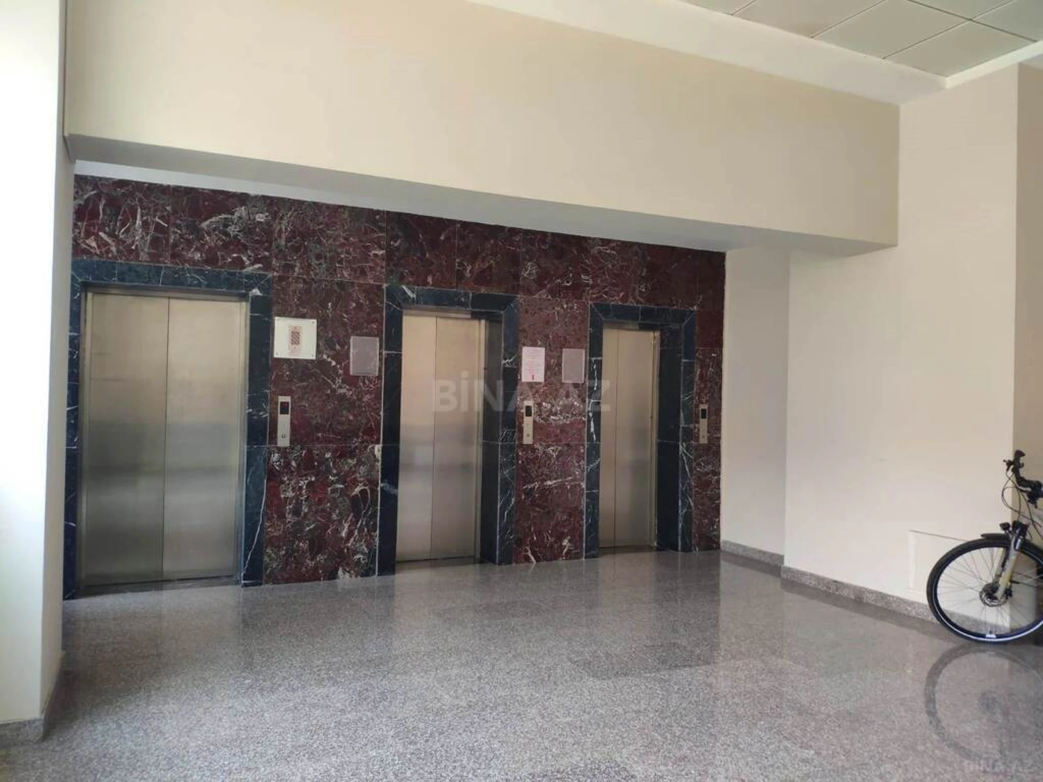 Satılır 4 otaqlı mənzil 240 m²