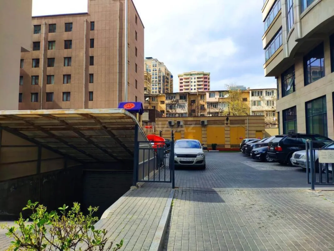 Satılır 4 otaqlı mənzil 240 m²