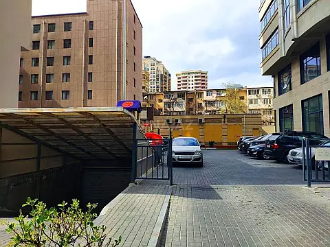 Satılır 4 otaqlı mənzil 240 m²