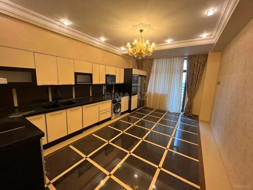 Satılır 4 otaqlı mənzil 240 m²