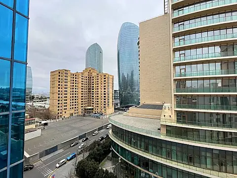 Satılır 4 otaqlı mənzil 240 m²