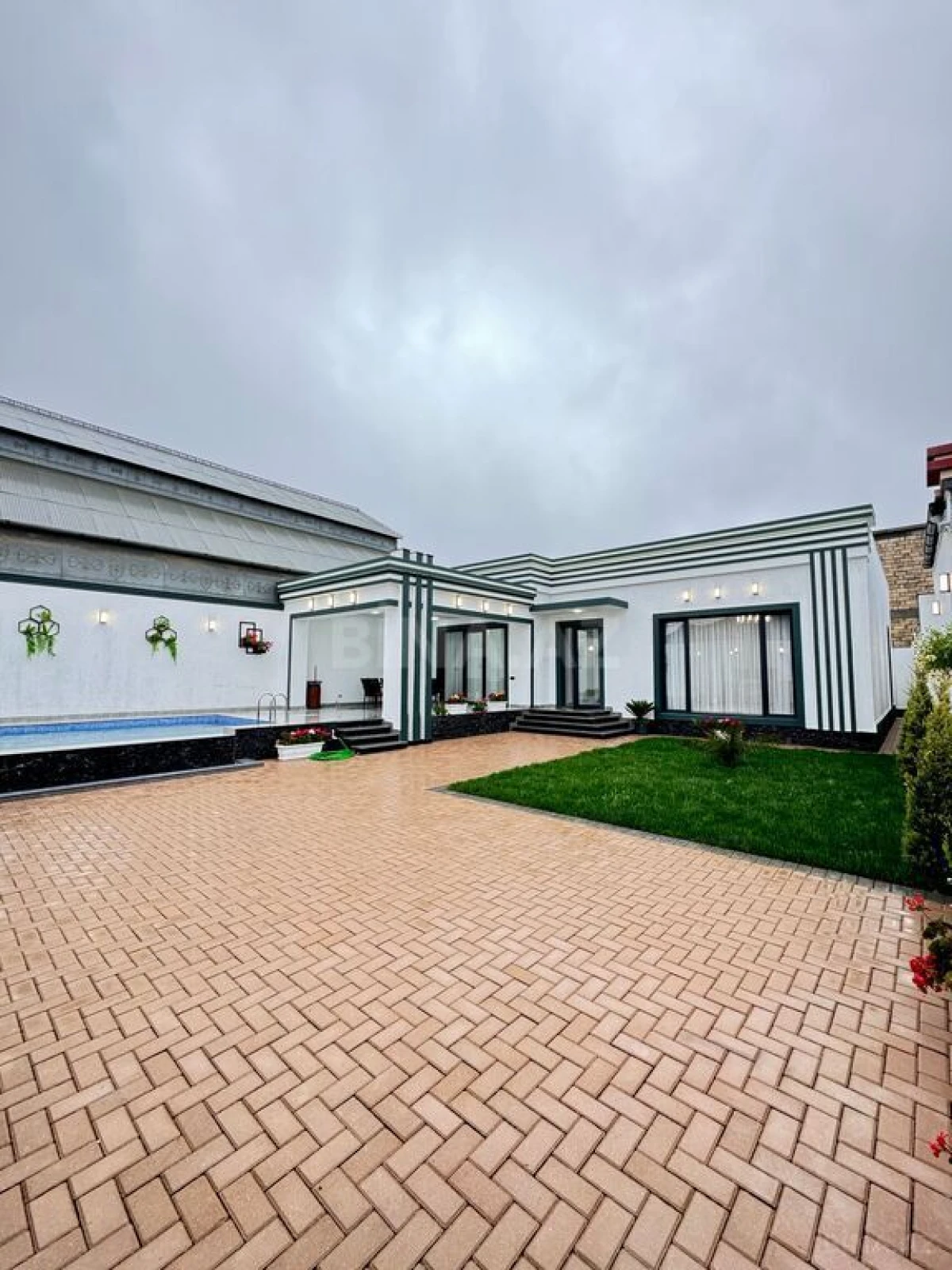 Satılır 4 otaqlı həyət evi 180 m²