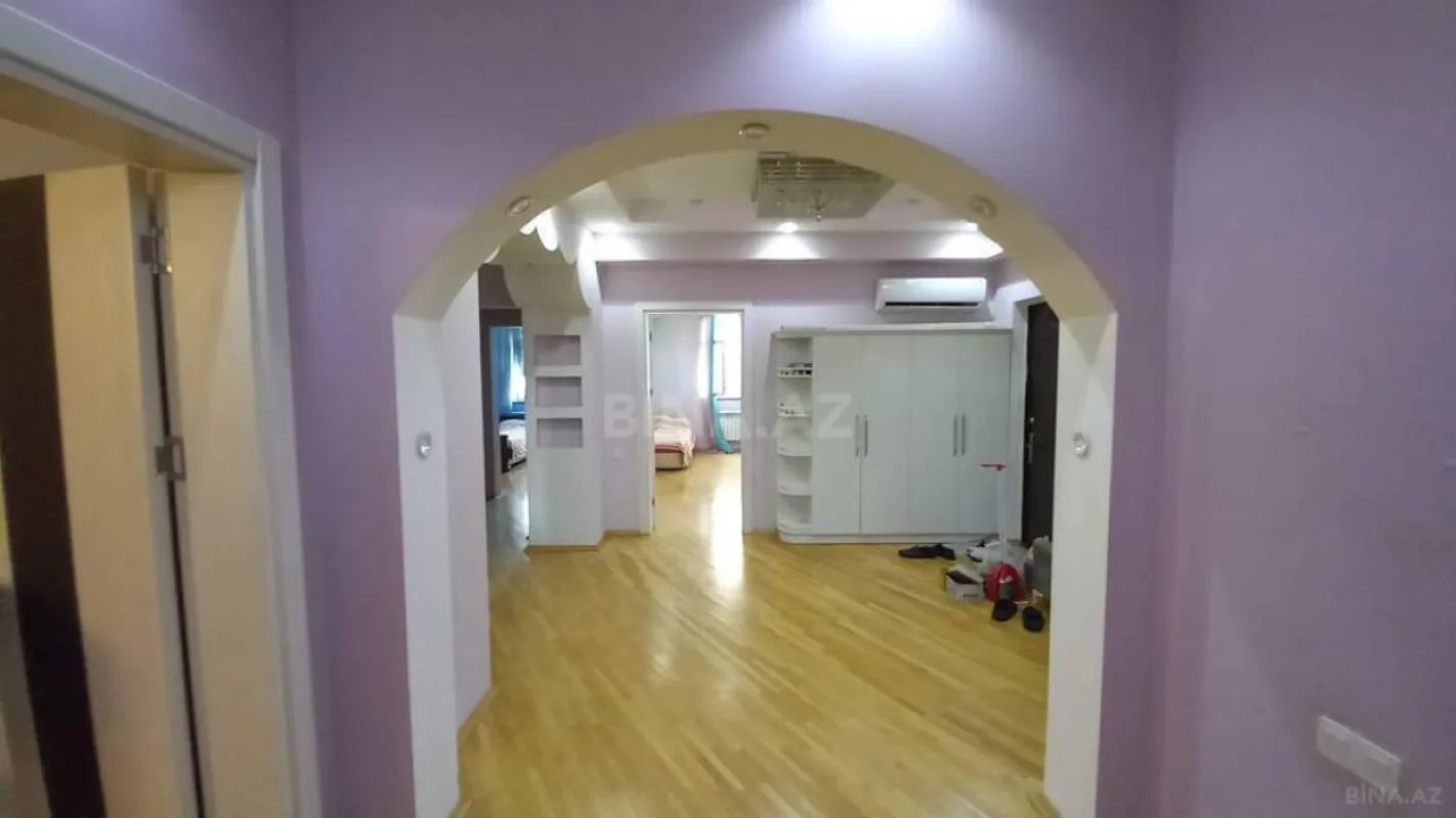 Satılır 4 otaqlı mənzil 210 m²