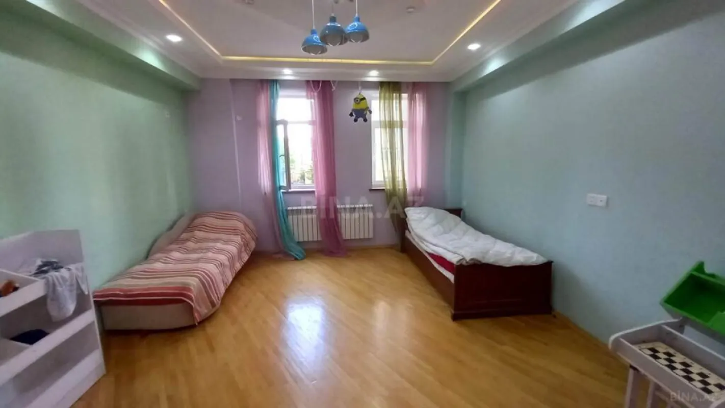 Satılır 4 otaqlı mənzil 210 m²
