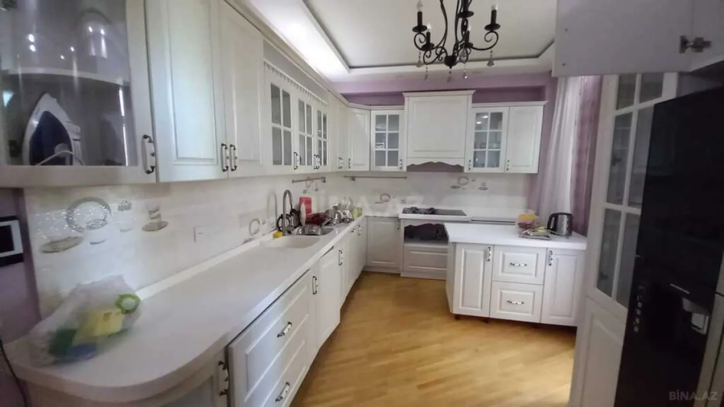 Satılır 4 otaqlı mənzil 210 m²