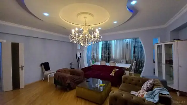 Satılır 4 otaqlı mənzil 210 m²