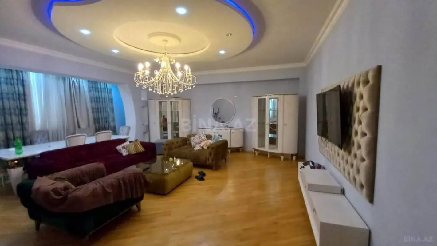 Satılır 4 otaqlı mənzil 210 m²