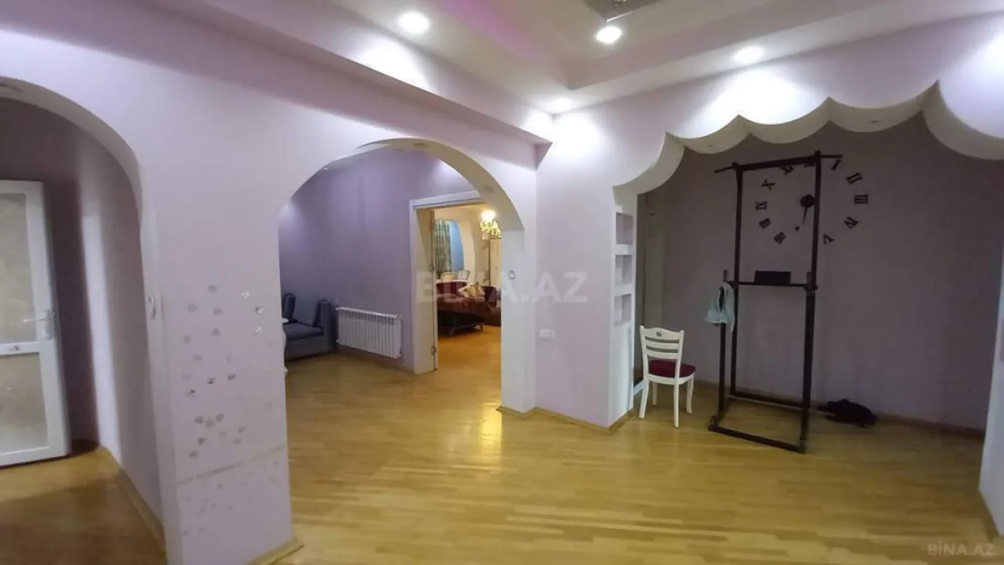Satılır 4 otaqlı mənzil 210 m²