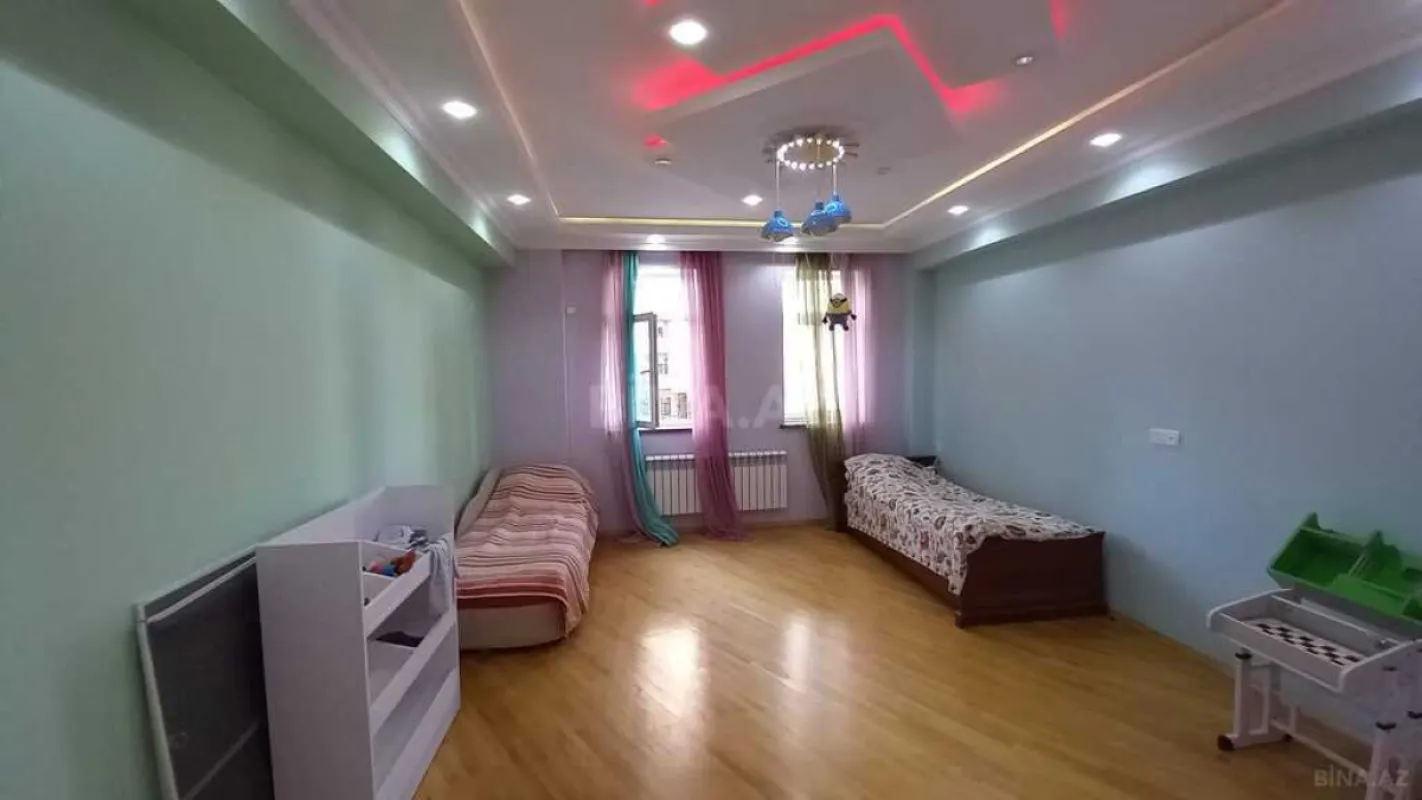 Satılır 4 otaqlı mənzil 210 m²