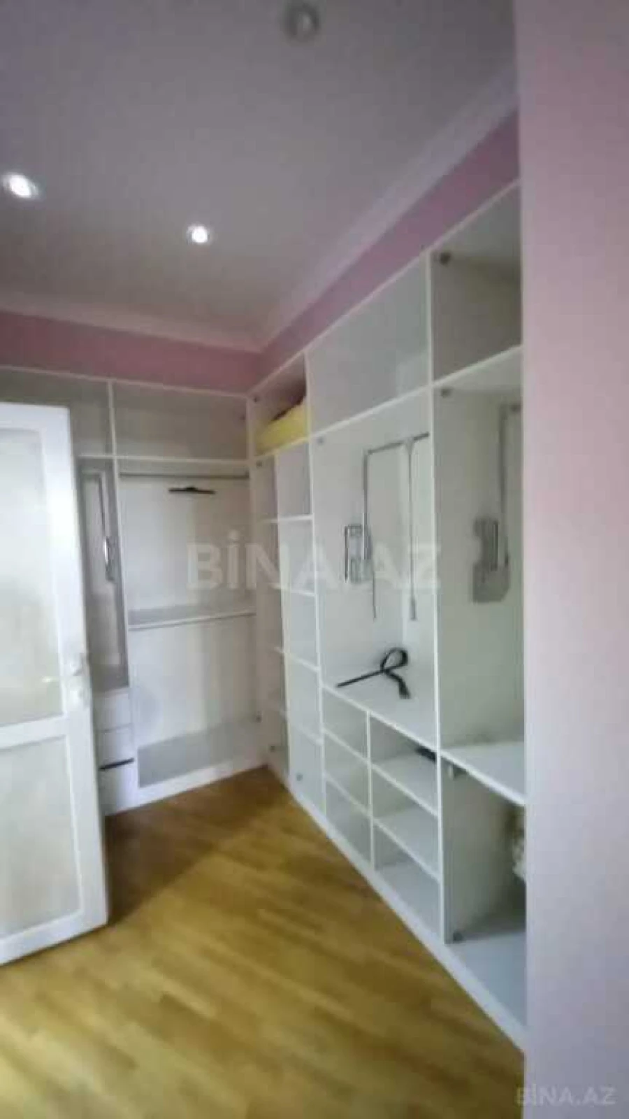Satılır 4 otaqlı mənzil 210 m²