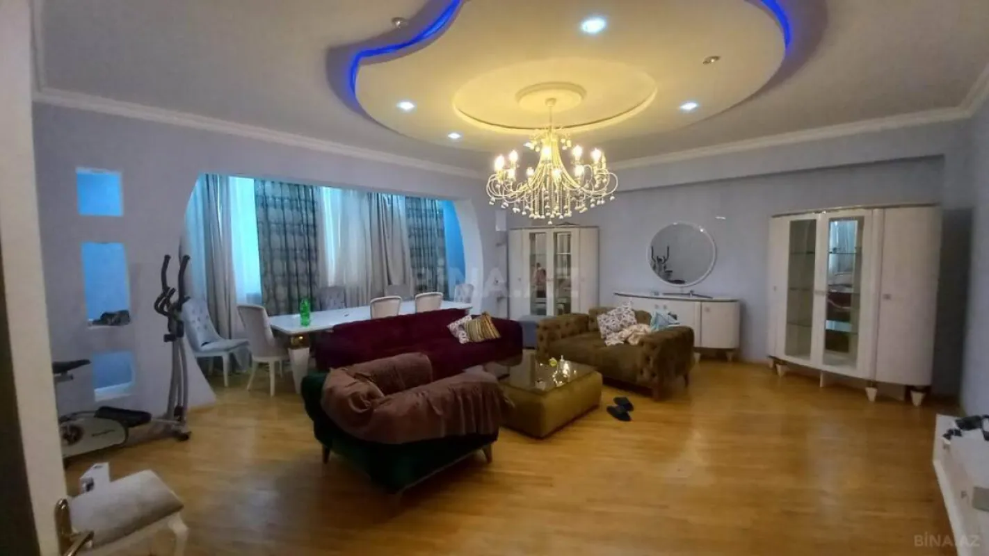 Satılır 4 otaqlı mənzil 210 m²