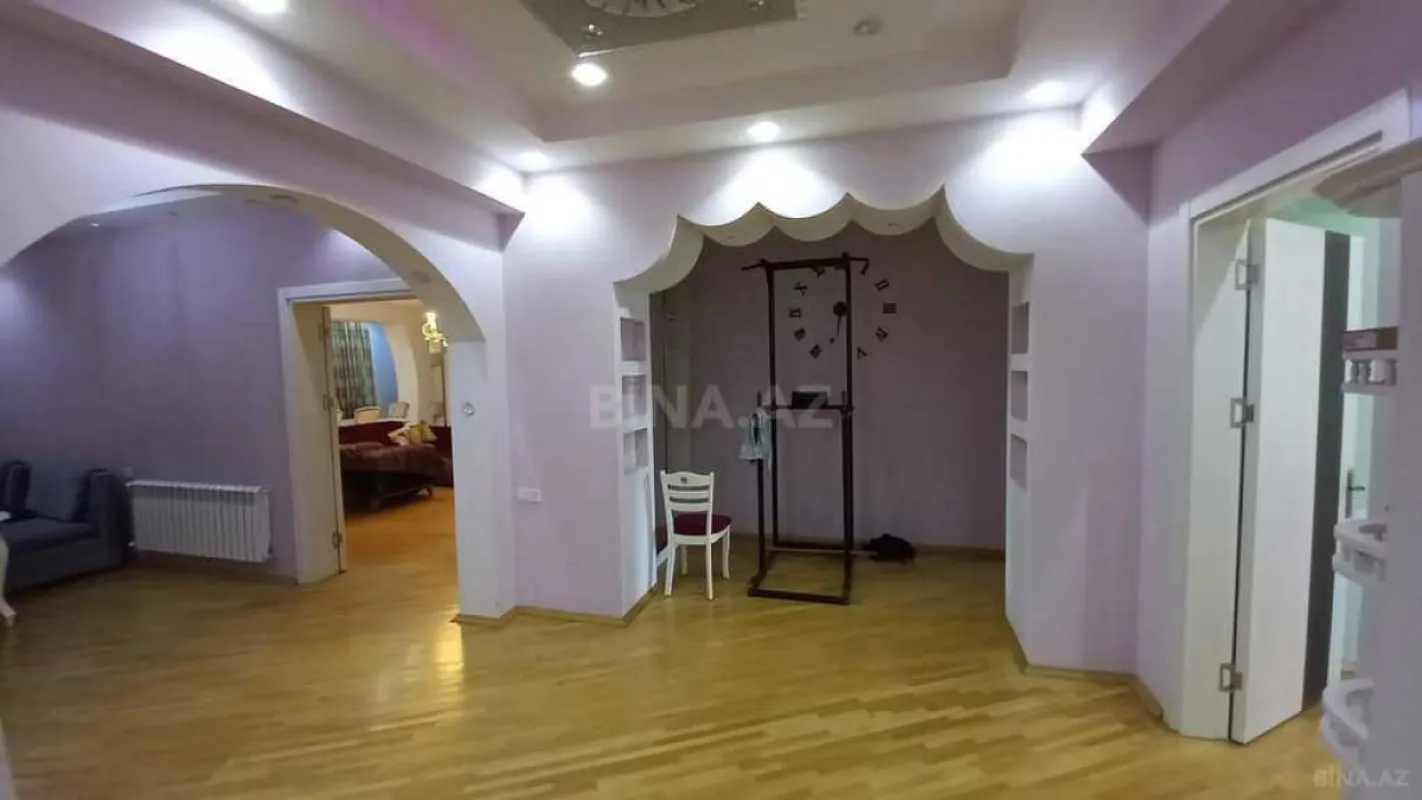 Satılır 4 otaqlı mənzil 210 m²